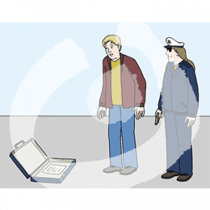 Zwei Personen stehen vor einem offenen Koffer mit einem Dokument darin. Eine Person trägt eine Polizeiuniform.