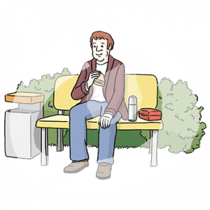 Eine Person sitzt mit einem Brot in der Hand auf einer Parkbank. Neben ihr steht eine Thermoskanne und eine Brotdose.