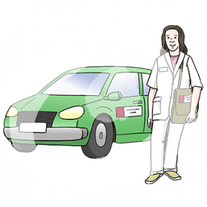 Eine Person mit Pflegeuniform und Umhängetasche steht vor einem Auto. Das Auto und die Tasche haben das gleiche Logo.