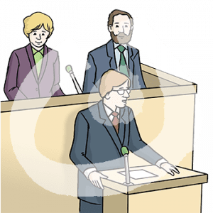 Eine Person in Anzug stehe hinter einem Rednerpult. Dahinter sind zwei weitere Personen in Anzügen auf einem großen Rednerpult.