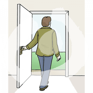 Eine Person geht durch eine Tür nach draußen.