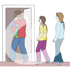 Ein Mann mit Kind auf dem Arm, eine Jugendliche und eine Frau gehen durch eine Tür.