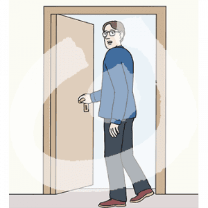 Ein Mann mit Hand an der Klinke steht in einer Tür und blickt sich um.