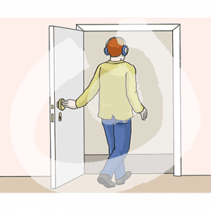 Eine Person mit Kopfhörern auf dem Kopf geht durch eine Tür raus.