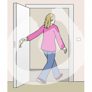 Eine Person geht durch eine Tür raus.