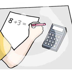 Ein Arm auf einem Tisch. Die Hand schreibt eine Rechnung auf ein Zettel. Daneben liegt ein Taschenrechner.