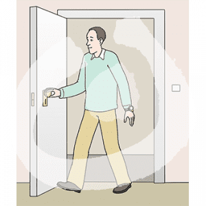 Eine Person geht durch eine Tür rein.