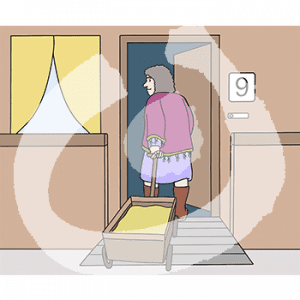 Eine Person geht durch eine Haustür.