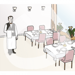 Eine Person in Weste, Fliege, Schürze und Handtuch über den Arm gelegt. Sie steht in einem Raum. Darin sind eingedeckte Tische.