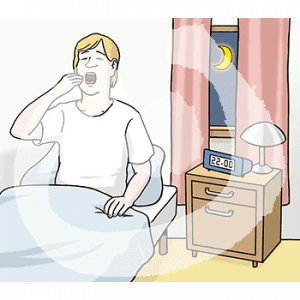 Eine gähnende Person sitzt in einem Bett. Auf dem Nachtisch steht ein Wecker mit der Uhrzeit 22:00 Uhr. Draußen ist es dunkel und der Mond scheint.
