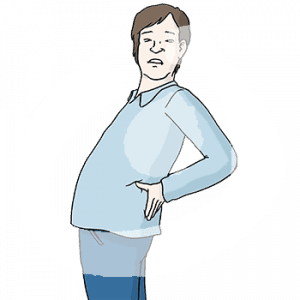 Ein Mann steht nach hinten gelehnt und hält sich den Rücken.