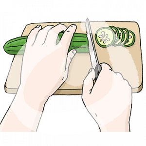 Eine Hand hält eine Gurke auf einem Schneidebrett fest. Die andere Hand hält ein Messer.