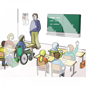 Sieben Kinder sitzen an Tischen und gucken nach vorn. Vorne steht eine Person neben einer Tafel.