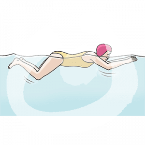 Eine Person mit Badeanzug und Badekappe im Wasser.