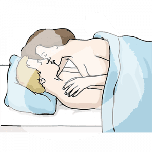 Zwei nackte Personen liegen aufeinander unter einer Decke. Sie küssen sich.