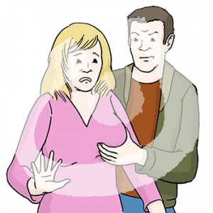 Ein Mann fasst einer ängstlichen Frau von hinten an eine ihrer Brüste.