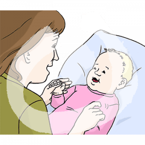 Ein lachendes Baby liegt auf einer Decke. Eine Person hält mit der einen Hand die Hand des Babys und kitzelt es mit der anderen Hand.