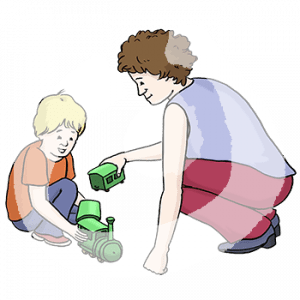 Ein Kind hockt vor einem Spielzeugzug. Daneben hockt eine erwachsene Person mit einem Spielzeugwaggon.