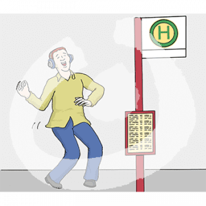 Eine tanzende Person mit Kopfhörern steht an einer Bushaltestelle.