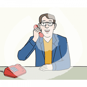 Eine Person sitzt an einem Tisch und hält sich ein Telefon ans Ohr.