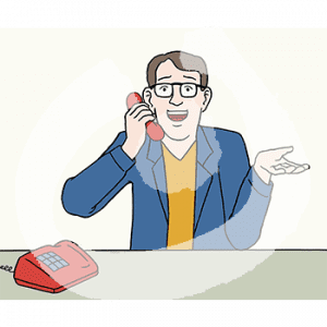 Ein fröhlicher, telefonierender Mann sitzt an einem Tisch.