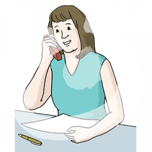 Eine telefonierende Frau sitzt an einem Tisch. Vor ihr liegt ein Stift und ein Zettel.