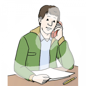 Eine telefonierender Mann sitzt an einem Tisch. Vor ihm liegt ein Stift und ein Zettel.