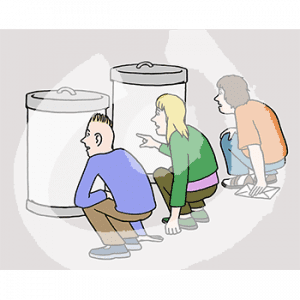 Drei Personen hocken hinter Mülltonnen.