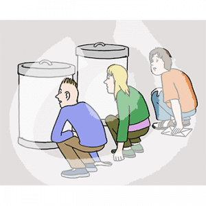 Drei Personen hocken hinter Mülltonnen.