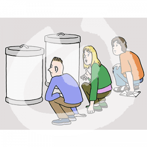 Drei Personen hocken hinter Mülltonnen.