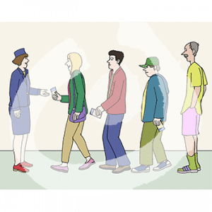 Vier Personen mit Tickets in der Hand stehen hintereinander. Die erste Person reicht einer Person mit Flugbegeleiterinnenuniform ein Ticket.