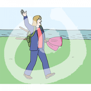 Eine Frau mit Paddeln in der Hand geht winkend auf einer Wiese. im Hintergrund ist das Wasser.