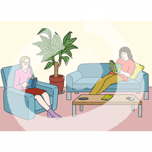 Zwei Personen sitzen jeweils auf einem Sofa und einem Sessel und lesen. Davor steht ein Tisch und dahinter eine Pflanze.