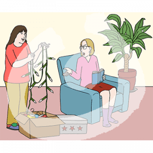 Eine genervte Frau sitzt mit einem Buch auf einem Sessel. Sie guckt zu einer anderen Frau. Diese hält eine Lichterkette über einer Kiste mit Weihnachtskugeln.