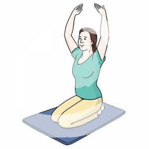 Eine Person mit Sportkleidung kniet auf einer Matte. Sie hat die Hände über dem Kopf erhoben.