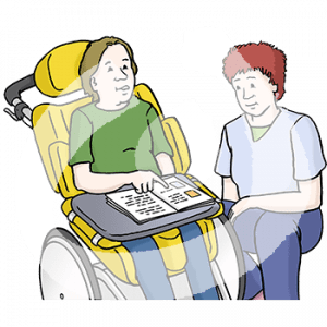 Eine Person im Rollstuhl zeigt auf ein aufgeschlagenes Heft. Daneben sitzt eine andere Person.