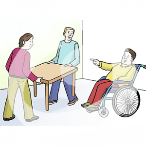 Zwei Personen tragen einen Tisch. Sie gucken zu einer Person im Rollstuhl, die in eine Richtung zeigt.