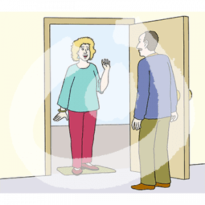 Eine Person steht in einer Tür. Davor steht eine lächelnde, winkende Person.