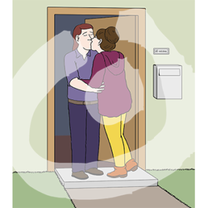 Zwei sich küssende Personen stehen in einer Eingangstür.