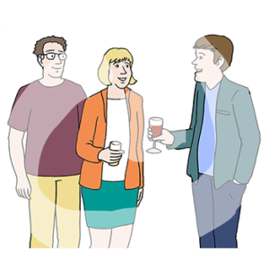 Drei fröhliche Personen mit vollen Gläsern in der Hand stehen sich gegenüber.