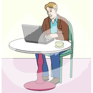 Eine Person sitzt mit einem Laptop und einer Tasse an einem Tisch.