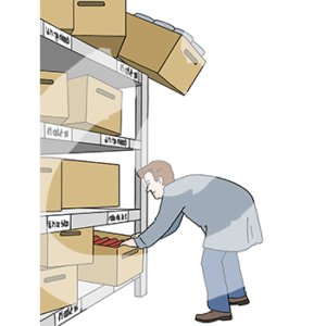 Eine Person in einem Kittel zieht unten eine Kiste aus einem Regal. Vom obersten Regalbrett fällt eine Kiste runter.