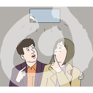 Zwei Personen sitzen nebeneinander und gucken hoch, eine hält einen Finger an ihre Lippen. Über ihnen ist ein kleines Fenster mit dem Hinterkopf eines Mannes.