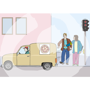 Eine Person mit Sehbehindertenbinde und Langstock steht an einer Ampel, daneben ein Mann. Ein Liederwagen fährt vorbei.