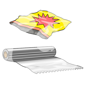 Eine leere Chipstüte, darunter eine Rolle Alufolie.