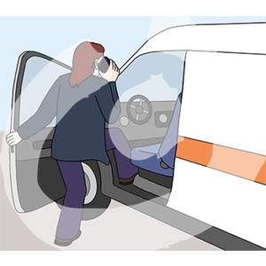 Eine telefonierende Person steigt in ein Auto ein.