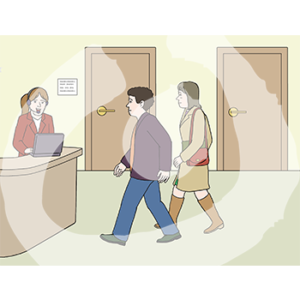 Zwei Personen gehen auf einen Tresen zu. Dahinter stehe eine Person mit Headset an einem Laptop.