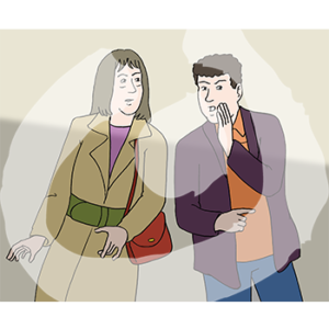 Zwei Personen stehen nebeneinander. Eine Person hält die Hand neben ihren Mund und sagt etwas.