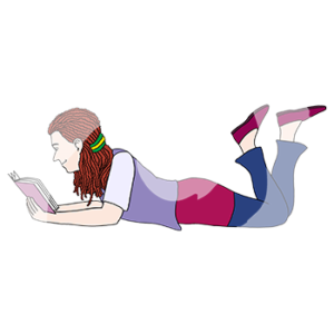 Eine Frau liegt auf dem Bauch und liest.