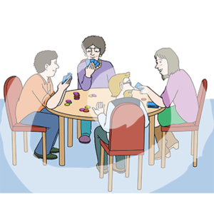 Vier Personen sitzen an einem Tisch und spielen Poker.